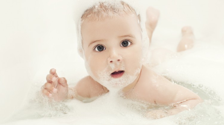 Baby baden: Wie bade ich mein Baby richtig?