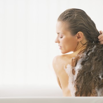 Haare sind vielen Belastungen ausgesetzt. Hier zu unseren Haar Pflege Tipps für kraftvolles und gesundes Haar.