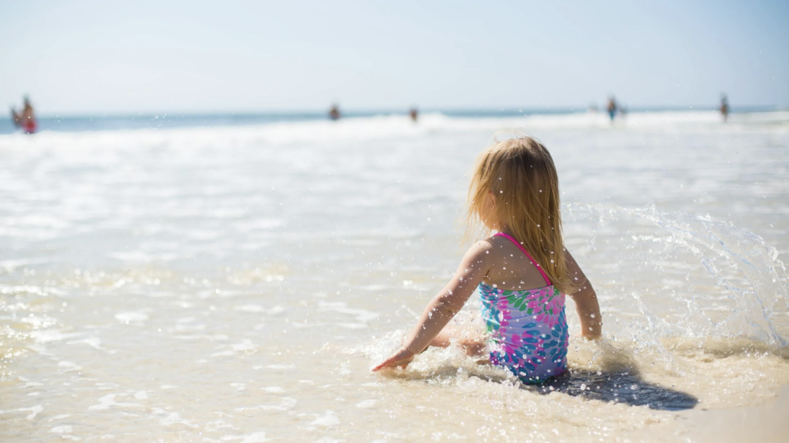 Sonnenschutz für Kinder: Tipps & Tricks, wie das Eincremen stressfrei gelingt