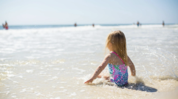 Sonnenschutz für Kinder: Tipps & Tricks, wie das Eincremen stressfrei gelingt