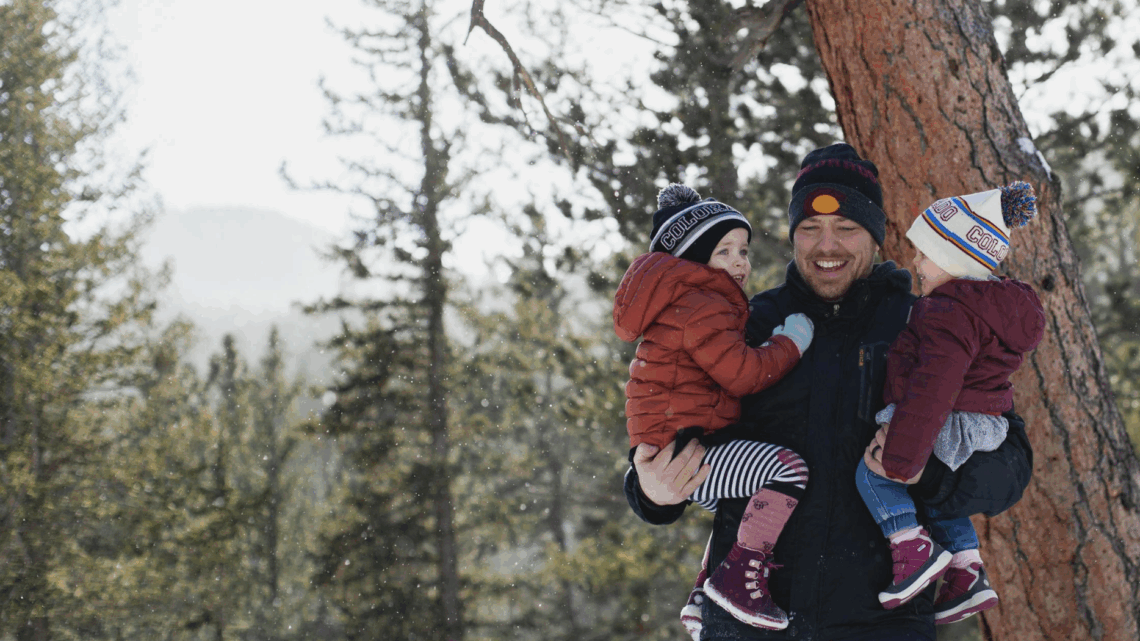 Die Kombination aus eisigen Temperaturen, trocken-heißer Heizungsluft und aktivem Spielen im Freien strapaziert die Kinderhaut im Winter.