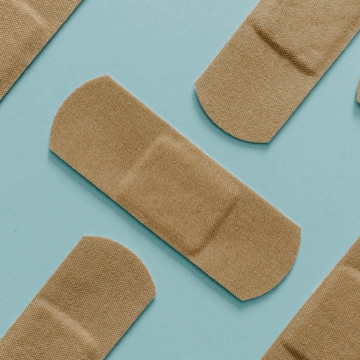 Pflaster als Teil der Skincare-Routine. Für eine schöne Haut ohne Narben lohnt es sich, immer das passende Pflaster griffbereit zu haben.