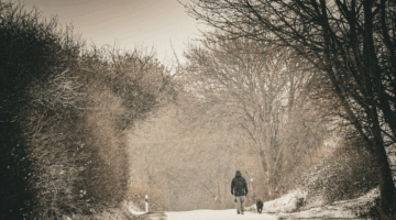 Viele Männer stellen sich die Frage: Braucht Männerhaut im Winter wirklich eine spezielle Pflege? Die klare Antwort lautet: Ja.