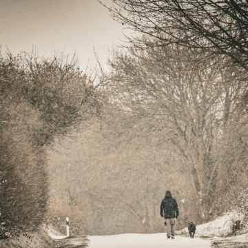 Viele Männer stellen sich die Frage: Braucht Männerhaut im Winter wirklich eine spezielle Pflege? Die klare Antwort lautet: Ja.