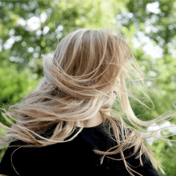 Haare selbst färben ist einfach, wenn man die Sprache der Farbcodes versteht und die Unterschiede zwischen Tönung und Coloration kennt.