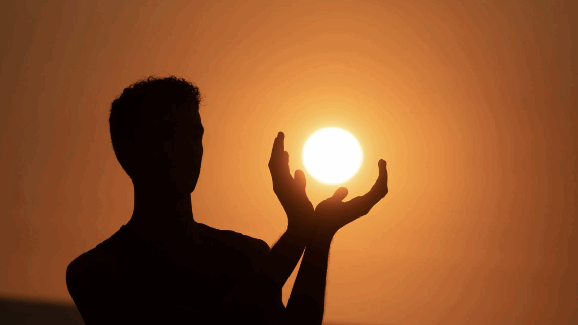 Wer Sonnenschutz im Mai zur Routine macht, schützt sich nicht nur vor schmerzhaften Rötungen, sondern betreibt aktives Anti-Aging.