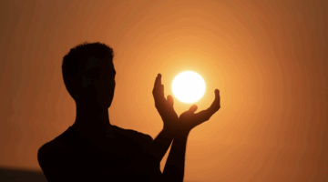 Wer Sonnenschutz im Mai zur Routine macht, schützt sich nicht nur vor schmerzhaften Rötungen, sondern betreibt aktives Anti-Aging.