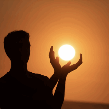 Wer Sonnenschutz im Mai zur Routine macht, schützt sich nicht nur vor schmerzhaften Rötungen, sondern betreibt aktives Anti-Aging.