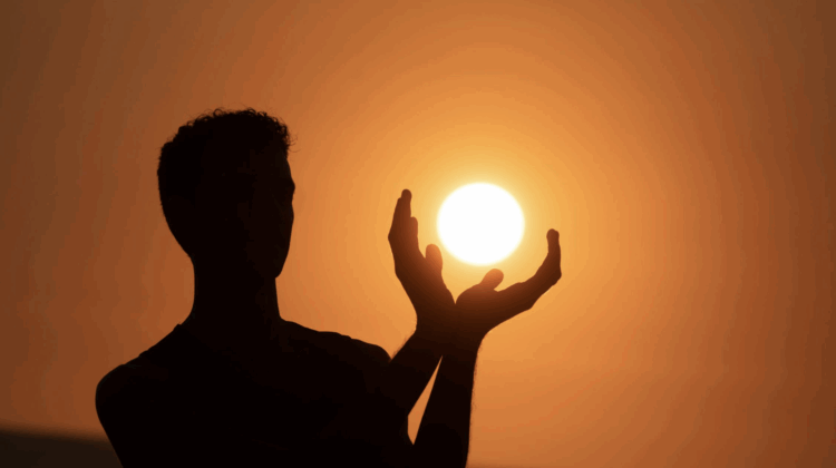 Wer Sonnenschutz im Mai zur Routine macht, schützt sich nicht nur vor schmerzhaften Rötungen, sondern betreibt aktives Anti-Aging.