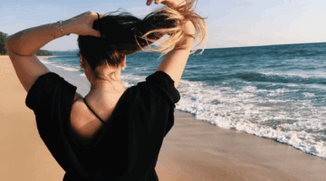 So schützen Sie Ihre Haare im Sommer vor UV-Schäden, Chlor & Salzwasser. Tipps für Haaröl, UV-Sprays und die richtige After-Sun-Pflege.