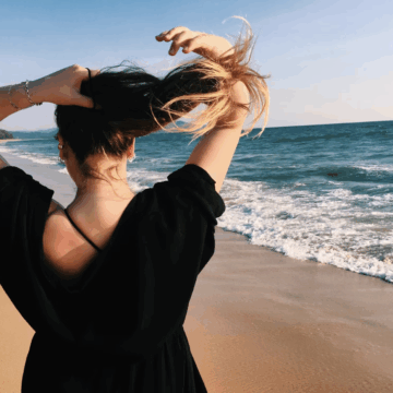 So schützen Sie Ihre Haare im Sommer vor UV-Schäden, Chlor & Salzwasser. Tipps für Haaröl, UV-Sprays und die richtige After-Sun-Pflege.