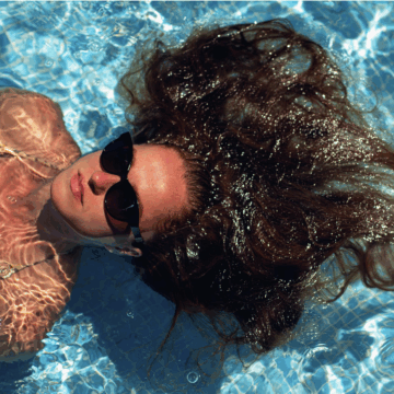 Strohige Haare nach dem Urlaub? Entdecken Sie 5 fundierte Tipps für die optimale Haarpflege nach dem Sommer.