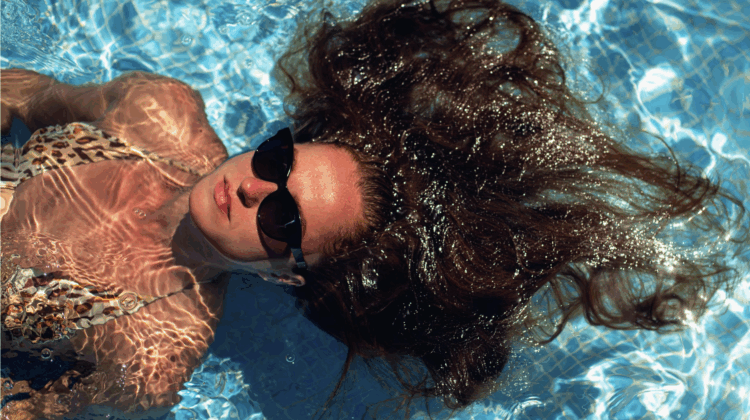 Strohige Haare nach dem Urlaub? Entdecken Sie 5 fundierte Tipps für die optimale Haarpflege nach dem Sommer.