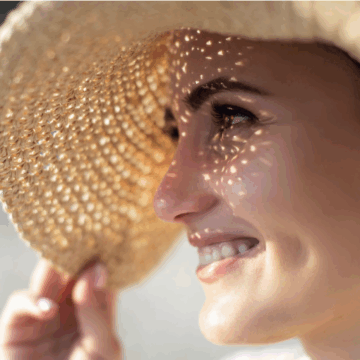 Hautpflege nach dem Sommer? Erfahren Sie, wie Sie Ihre Hautbarriere mit Hyaluronsäure, Peeling und Vitamin C nachhaltig regenerieren.