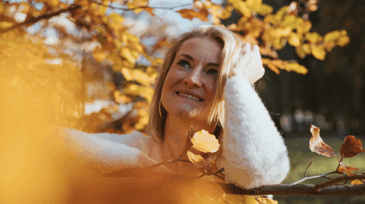 Der Herbst ist der ideale Zeitpunkt, um die Haarpflege anzupassen und die Feuchtigkeits- und Fettspeicher des Haares wieder aufzufüllen.