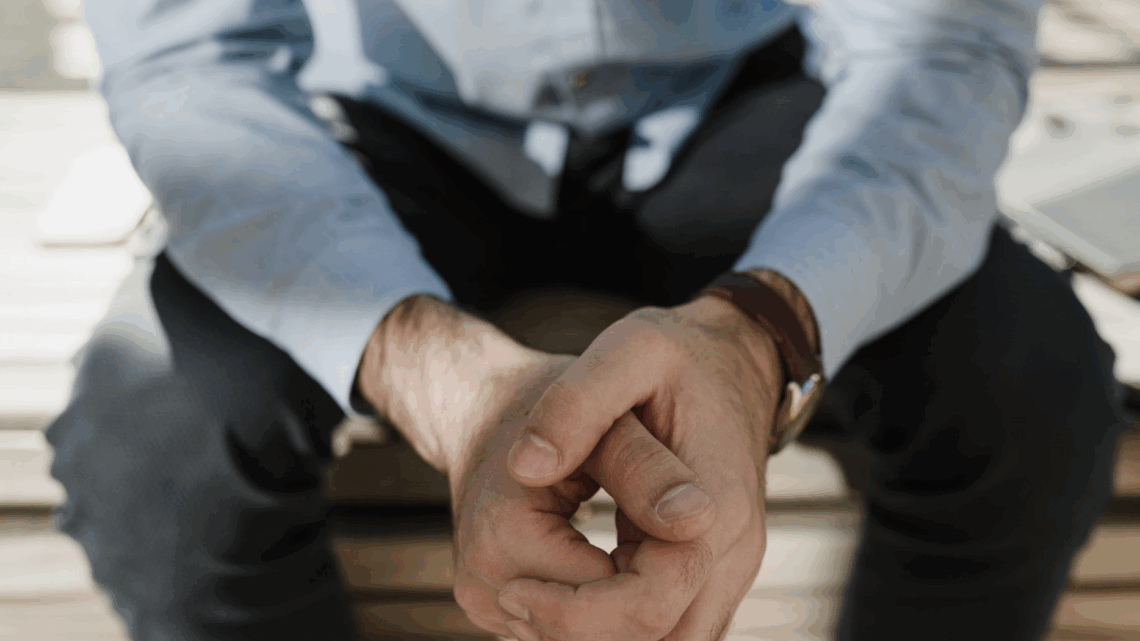 Handpflege ist für Männer längst kein reines Kosmetikthema mehr, sondern Schutz vor schmerzhaften Rissen, Trockenheit und Hautalterung.
