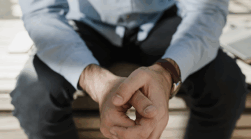Handpflege ist für Männer längst kein reines Kosmetikthema mehr, sondern Schutz vor schmerzhaften Rissen, Trockenheit und Hautalterung.
