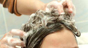 Die optimale Haarpflege bei Kindern erfordert milde, auf die sensible Kopfhaut abgestimmte Produkte, die Reizungen und Augenbrennen verhindern.