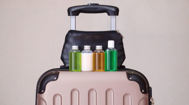 Kosmetik auf Reisen: Was darf ins Handgepäck, was kommt in den Koffer