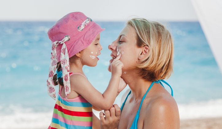 Umsichtiges Sonnenschutz-Verhalten im Alltag, der Freizeit und im Urlaub lernen Kinder von ihren Eltern.