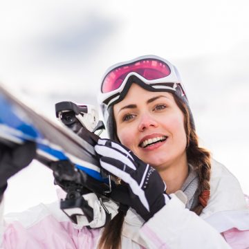 Sonnenschutz beim Skifahren ist genauso wichtig wie am Strand. Denn trotz Kälte und Schneesturm besteht die Gefahr eines Sonnenbrands.