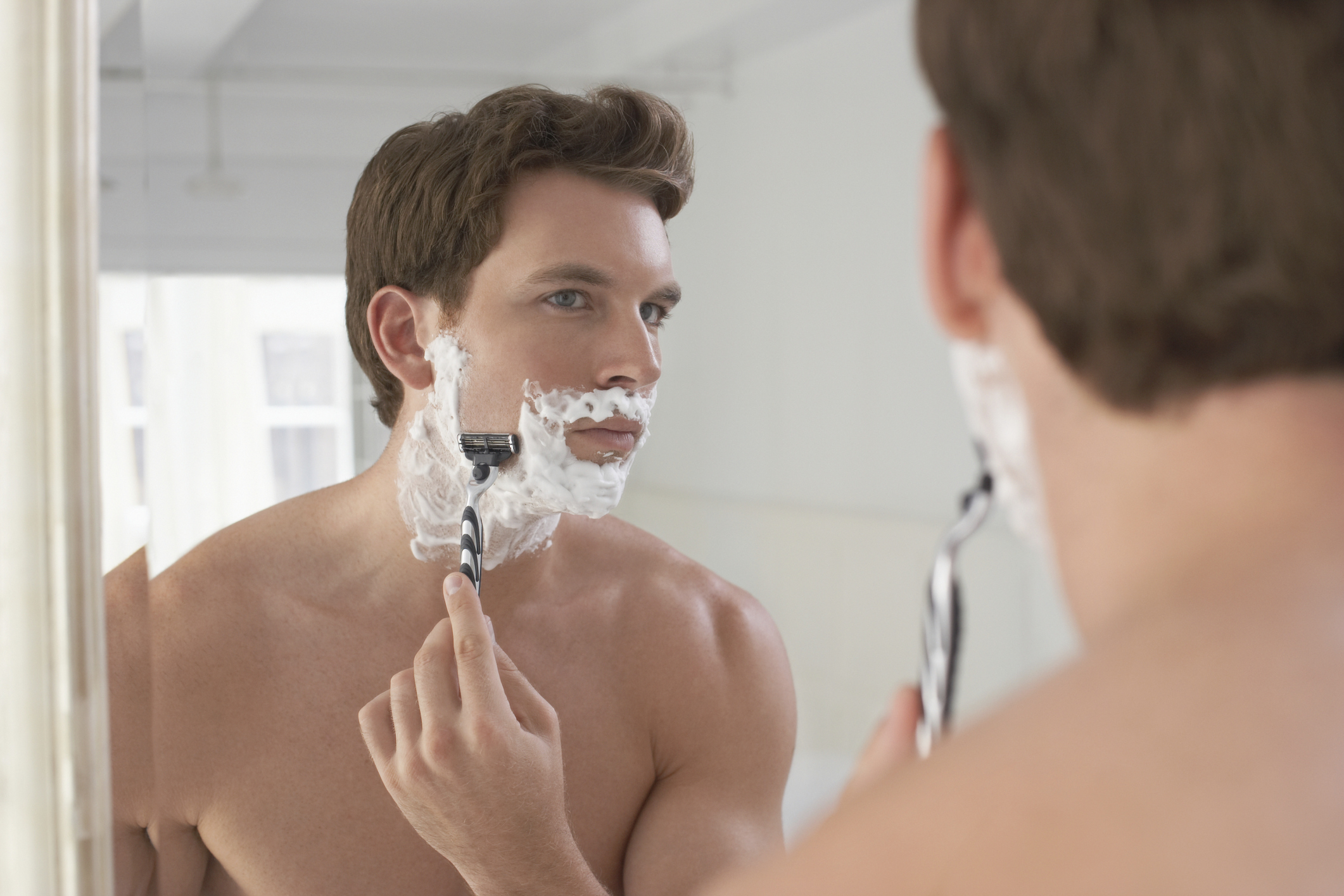 Побрить мужчину в домашних условиях. Мужчина бреется. Бритья для мужчин. Гладкое бритье. Мужик с бритвой.